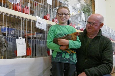 Wie der Vereinsvorsitzende Klaus Pröger (r.) präsentierte der neunjährige Jacob Lang seine Tiere auf der 51. Junggeflügelschau. 
