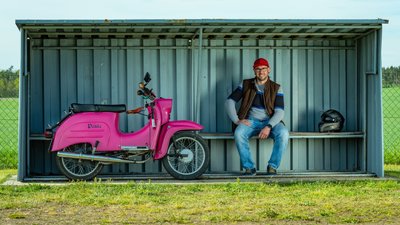 Paul Pattloch aus der Nähe von Großenhain fährt "Paula". Warum? Seine Frau habe sie so gewollt, sagt der 40-Jährige. "In der Serie "GZSZ" gab es eine pinkfarbene Schwalbe, die Paula hieß." Auch seine vier Kinder fahren gern Moped, "die Mädels auf Paula und die Jungs auf einer braunen Schwalbe, die ich auch noch habe".