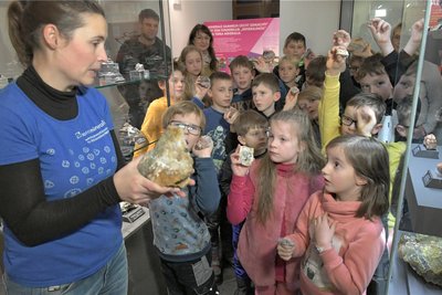 Christina Seifert (l.) hat die Mineralinos der Terra mineralia am Montag für dieses Jahr verabschiedet.