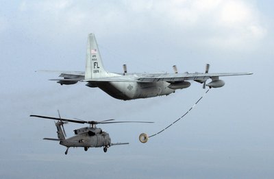 Ein Hubschrauber tankt Treibstoff an einer HC-130P der 920. Rescue Wing, einer auf Rettung und Bergung spezialisierten Einheit der US-Luftwaffe. Solche Luftbetankungen waren auch bei der jüngsten Rettungsaktion nötig.