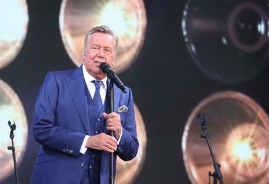 Der deutsche Schlagersänger Roland Kaiser steht während seines Konzerts auf der Bühne auf dem Domplatz. Am 02.09.2022 erscheint sein neues Album "Perspektiven".