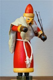 Lehrer Lämpel mit seiner langen Pfeife zierte schon in der DDR so manchen Weihnachtstisch, ebenso wie Knecht Ruprecht. Der blaue Nachtwächter von Vero weckt bei Älteren ebenso wie der "Räuchertürke" mit seinem roten Turban Erinnerungen (v. l. n. r.). 