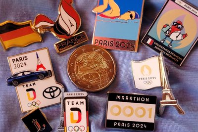 Diese Pins und andere Andenken werden Manuela Kruppa für immer an die Spiele in Paris erinnern.