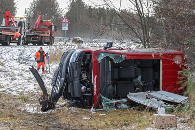 Die Fahrerin dieses VW-Transporters wurde im Fahrzeug eingeklemmt. Die Feuerwehr musste das Autodach aufschneiden.