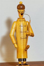 Lehrer Lämpel mit seiner langen Pfeife zierte schon in der DDR so manchen Weihnachtstisch, ebenso wie Knecht Ruprecht. Der blaue Nachtwächter von Vero weckt bei Älteren ebenso wie der "Räuchertürke" mit seinem roten Turban Erinnerungen (v. l. n. r.). 