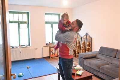 Noch stehen nur ein paar Möbel in der Wohnung, aber bald soll alles fertig sein.