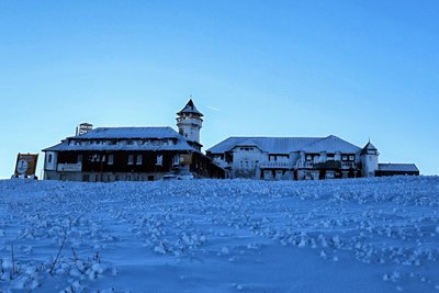 Das alte Hotel auf dem Keilberg ist seit über 30 Jahren geschlossen. Jetzt soll es rekonstruiert werden.