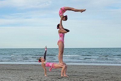 Übten noch am Adria-Strand und wagten erstmals einen Doppelsalto: Eltje Faber, Hannah Vogel und Aurora Löffler (von unten nach oben).