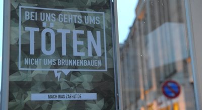Dieses Plakat in Din-A4-Größe haben Unbekannte in einem Wartehäuschen an der Bahnhofstraße in Höhe des Tietz-Parkplatzes aufgehängt. Es handelt sich um eine Gegenaktion zur Bundeswehr-Werbekampagne.