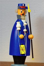 Lehrer Lämpel mit seiner langen Pfeife zierte schon in der DDR so manchen Weihnachtstisch, ebenso wie Knecht Ruprecht. Der blaue Nachtwächter von Vero weckt bei Älteren ebenso wie der "Räuchertürke" mit seinem roten Turban Erinnerungen (v. l. n. r.). 