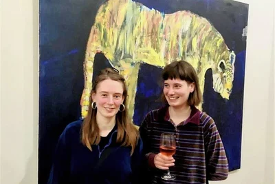 Sina Martina Neuberger (l.) und Emilia Krellmann bei der Eröffnung der Ausstellung in der Weingasse in Freiberg. 