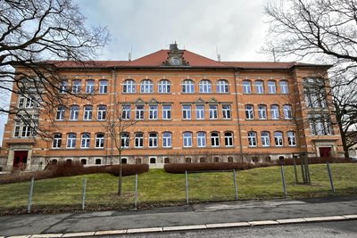 Die Schillerschule in Oberplanitz soll künftig den Namen Gert-Fröbe-Schule tragen.