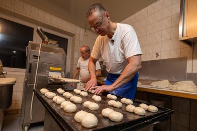 Der Schneeberger Bürgermeister Ingo Seifert half in der Bäckerei Kinder mit; hier beim Auflegen der Semmeln.