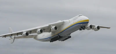 Die An-225 hebt vom Kiewer Flughafen Hostomel in Richtung Leipzig ab.