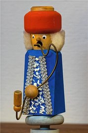 Lehrer Lämpel mit seiner langen Pfeife zierte schon in der DDR so manchen Weihnachtstisch, ebenso wie Knecht Ruprecht. Der blaue Nachtwächter von Vero weckt bei Älteren ebenso wie der "Räuchertürke" mit seinem roten Turban Erinnerungen (v. l. n. r.). 