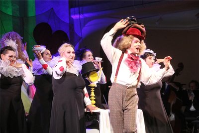 Furios und überdreht: Yannik Gräf begeisterte als Hutmacher gemeinsam mit dem Chor des Mittelsächsischen Theaters.