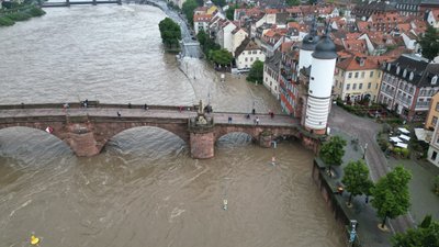 Auch Baden-Württemberg ist betroffen. In Heidelberg sind Teile der Altstadt überflutet.