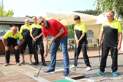 Die Minigolfanlage in Flöha wird ebenfalls vom Verein bewirtschaftet. Hier versucht der Oberbürgermeister von Flöha, Volker Holuscha, einzulochen.