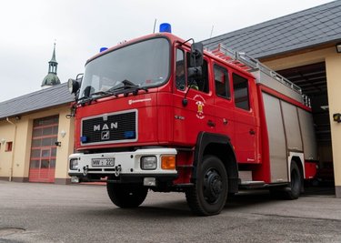 Fahrzeugtausch bei der Feuerwehr: Die Einsatzkräfte fahren unter anderem noch mit einem Löschgruppenfahrzeug des Typs LF 16/12 (Foto). Das Fahrzeug, Baujahr 1995, soll ausgemustert werden. Ein HLF 20, das mehr Material und mehr Equipment hat, soll angeschafft werden. Außerdem fasst der Wassertank 2000 Liter. Kosten: rund 460.000 Euro.
