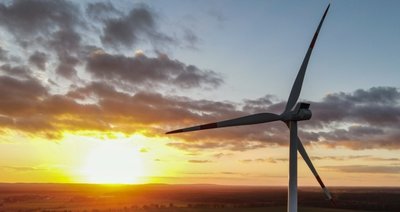 Windrad im Sonnenuntergang: So romantisch dies aussehen mag - in der Realität gibt es oft Zoff wegen der Anlagen. 