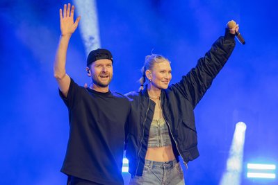 Das Pop-Duo Glasperlenspiel mit Sängerin Carolin Niemczyk und Keyboarder Daniel Grunenberg im Naturtheater in Bad Elster.