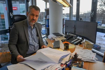 Boris Altrichter, Geschäftsführer des Rettungszweckverbandes Chemnitz - Erzgebirge, hat sein Büro in der Chemnitzer Schadestraße. Der Jurist wagt derzeit keine Prognose, wie es weitergeht.