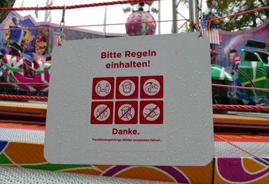 Auch die Registrierung am Einlass, Hinweise auf die Abstandsregeln und Desinfektionsspender an jedem Fahrgeschäft gehören dazu. 