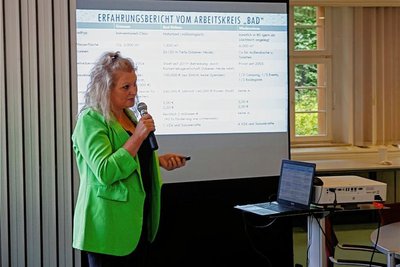 Alexandra Petrik-Quellmalz vom Arbeitskreis Bad informierte in der Ratssitzung über verschiedene Betreibermodelle.