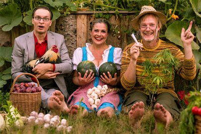 Das Dresdener Komiker-Trio bringt das Publikum am Samstag mit seinem Programm „Gartenglück“ im Plauener Vogtlandtheater zum Lachen.