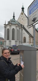 Sandra Schmidt aus Niedersaida nutzte gestern die Brötchentaste am Automaten am Untermarkt: "Das ist eine gute Sache. Die 15 Gratis-Minuten reichen für kleinere Besorgungen aus", sagt die 37-Jährige. 