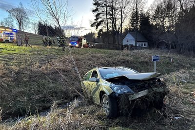 Ein Opel rutschte in Brunn einen Feldhang hinunter. Der Wagen kam erst im Eulenwasser (Pöltzsch) zum Stehen.