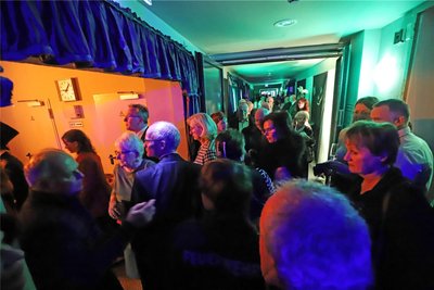 Alles geordnet und in Ruhe: Als der Feueralarm ausgelöst wurde, verließen die Gäste das Freiberger Stadttheater für kurze Zeit.