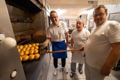 Der Bürgermeister zusammen mit Peter Marker und René Kinder in der Backstube (v.l.)