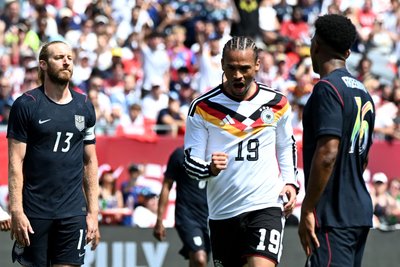 Leroy Sané bejubelt sein Tor zum 2:1.