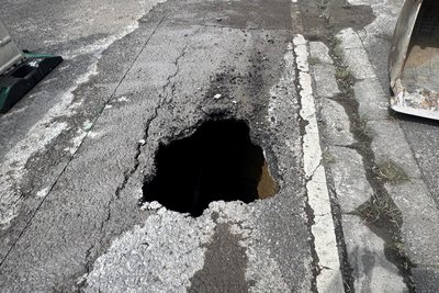 Der entstandene Verbruch weist laut Stadt eine beträchtliche Tiefe auf.