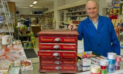 Michael Brückner führt seit Jahrzehnten die Drogerie Unger, einst als Kolonialwarenladen in Pöhla von seinem Urgroßvater gegründet. Das antike Kästchen mit Nähseide ist ein Relikt aus den Anfangsjahren des Geschäfts.