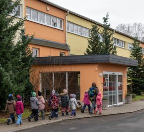 Das Gebäude der DRK-Kita "Kleine Strolche" an der Leipziger Straße wurde zu DDR-Zeiten erbaut. Die Elektrik ist aus den 1980er-Jahren und in die Jahre gekommen. Deshalb soll die Elektrik ausgetauscht werden. Auch in den Brandschutz und in die Sanitäranlagen investiert die Stadt Geld.
