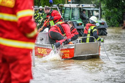 Am Samstag in Babenhausen, Bayern. Angehörige der DLRG aus Memmingen sind dabei, Leute aus überschwemmten Wohnungen  zu evakuieren.