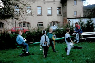 Ein Bild aus dem Jahr 1999. Im Hintergrund die heutige Sportunterkunft, die damals noch ein Wohnhaus war.