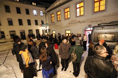 Vor dem Freiberger Stadttheater warteten Gäste und Ensemble des Mittelsächsischen Theaters einträchtig auf das Eintreffen der Feuerwehr.
