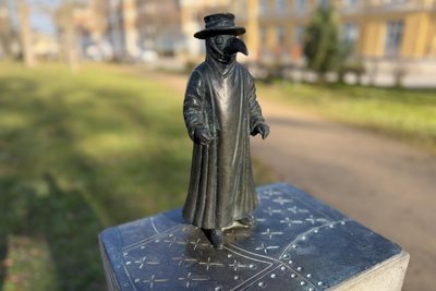 „Der Pestdoktor“ steht wieder an seinem angestammten Platz im Friedenspark.