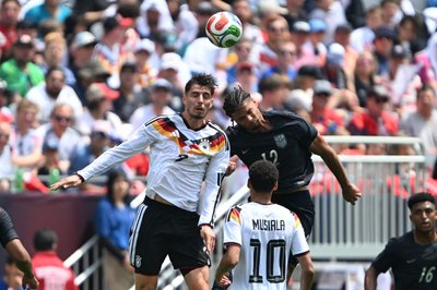 Kai Havertz (l) im Kopfballduell mit Miles Robinson. 