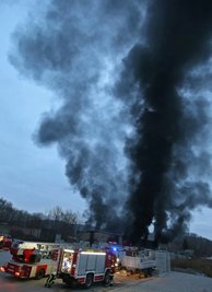 Aus der Halle auf dem Gelände eines Betonfertigteil-Produzenten drangen dichte schwarze Rauchwolken, die Dutzende Kilometer weit zu sehen waren.