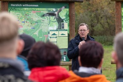 Bodo Ramelow (Linke), geschäftsführender Thüringer Ministerpräsident, spricht vor einer Wanderung entlang des Kolonnenweges am Grünen Band. Zum 35. Jahrestag des Mauerfalls finden im Freistaat Gedenkveranstaltungen statt.