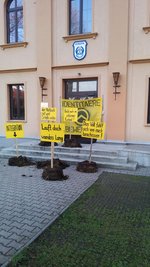 Misthaufen vorm Rathaus: Die "Identitäre Bewegung" setzt auf raffiniertere Rhetorik als herkömmliche Neonazis und auf öffentlichkeitswirksame Aktionen.