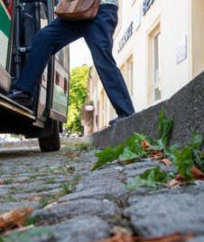 Die Busbuchten an der Rathausstraße werden neu gestaltet und Übergange für Fußgänger geschaffen.