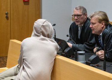 Wegen eines Mordes an einer Mutter mit drei Kindern ist ein 30 Jahre alter Mann, hier mit seinen beiden Verteidigern, zu einer lebenslangen Gefängnisstrafe verurteilt worden. 
