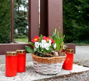 Am Gartentor des Tatorthauses sind Lebenslichter für die Opfer der Gewalttat aufgestellt. 