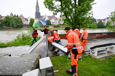In Neu-Ulm haben am Freitag  Mitarbeiter des Baubetriebshofes Schutzwände vorbereitet.