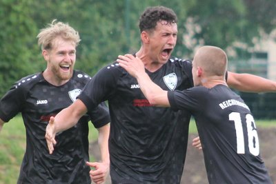 Pure Freude über das späte RFC-Siegtor bei Ben-Daniel Schewski, David Günnel und Paolo Süß (von links).